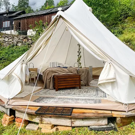 Glamping Kalhagen Luxury tent Vangsbygd